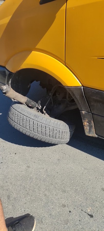 Roată de autoutilitară demontată pentru reparație